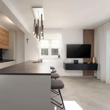 Eleven Apartment *